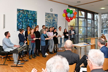 Ein Chor singt bei der Verabschiedung des Ehepaars Haag in den Ruhestand