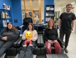 Junge Mütter mit ihren Kindern bei Salon Schweikart in Ostrach